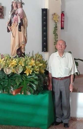 El difunto Manuel Santana Cruz, junto a la imagen de la Virgen del Carmen/TA.